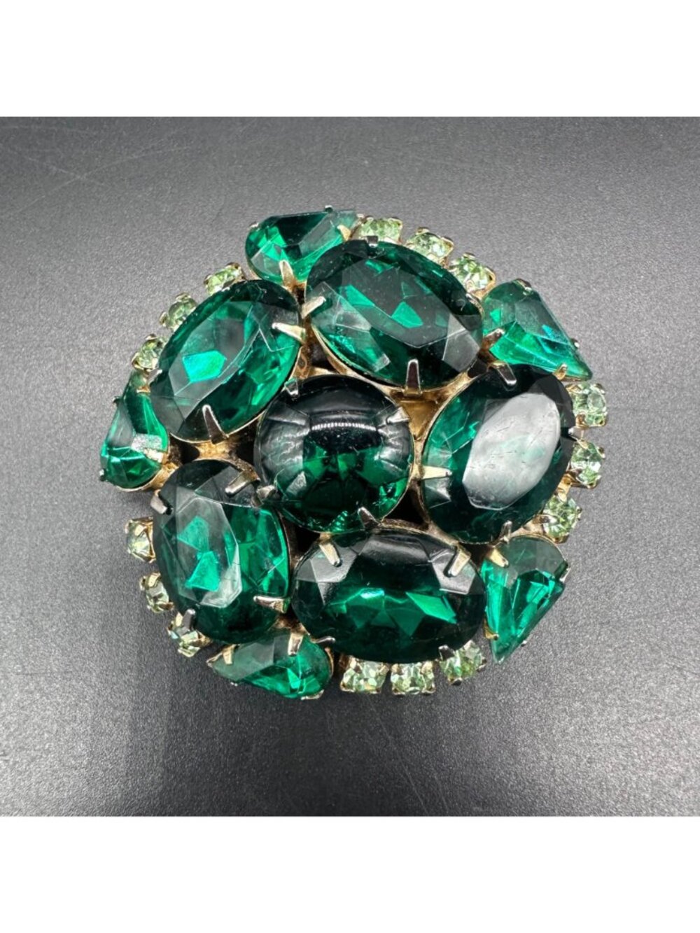 Vintage Mid Century Emerald Green Rhinestone Brooch Pin Gold Tone Retro Jewelry - Picture 2 of 6